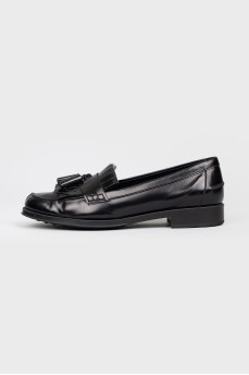 Black loafers at low speed with brushes