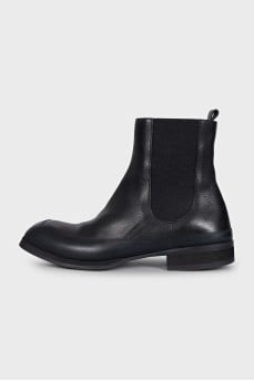 Black boots with rubber inserts