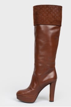 Tall boots with suede lapel