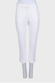 White cropped trousers with creases