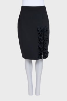 Straight skirt decorated with frills