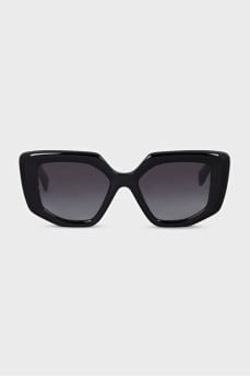 Sunglasses with a branded logo on the temples