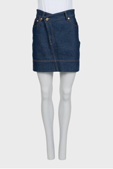 Denim skirt with a beveled zipper