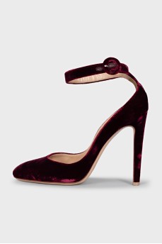 Shoes with heels made of fabric