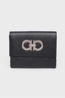 Leather purse with buttons