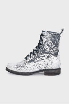 Leather boots with a distressed effect