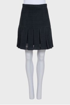 Black pleated skirt with tag