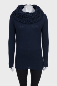 Blue jumper with a puff collar
