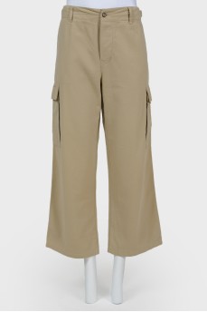 Pants with pockets on the hips