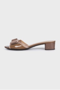 Leather flip-flops with heels and a bow