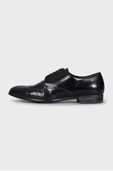 Men's leather shoes with perforated toes