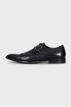 Men's black shoes with a long toe