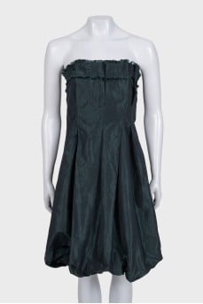 Fitted dress with a full skirt