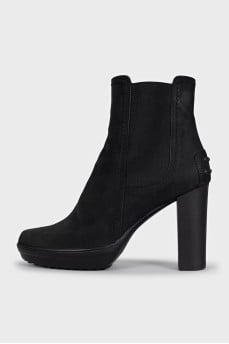 Leather ankle boots with elastic heels
