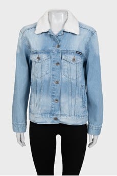 Denim jacket with a white collar