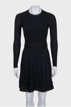 Lace dress with a round neckline