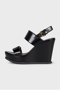 Leather wedge sandals with a bow