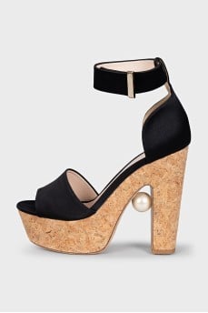 Black heeled sandals with pearls