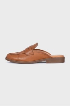 Leather clogs with tag