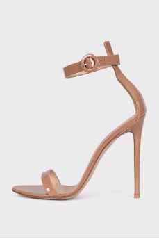 Patent leather sandals in beige
