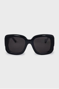 Square sunglasses with logo on the temples