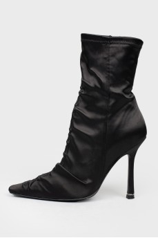 Black boots with a sharp toe