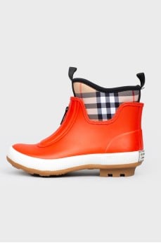 Children's rubber boots in coral color