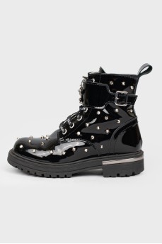 Baby varnished shoes with spikes