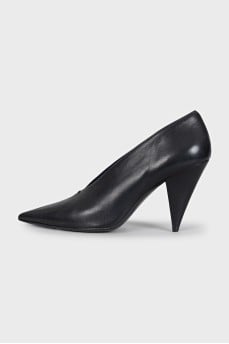 Leather pointed toe shoes with tag