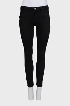 Джинсы skinny с фирменной брошью