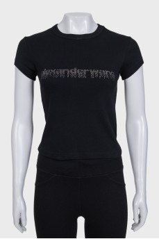 Cropped T-shirt decorated with rhinestones with a tag