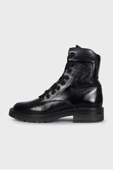 Patent leather black boots with logo