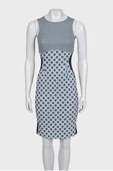 Fitted sleeveless blue dress with print