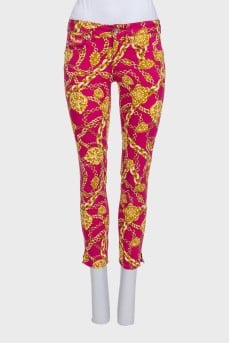 Pink cropped trousers with a print