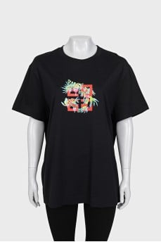 Black loose-fitting t-shirt with signature print