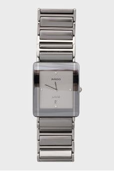 The watch is decorated with Jubilee diamonds