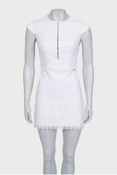 Fitted dress with lace and hooks