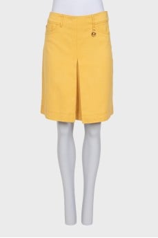 Skirt with a pleat at the front
