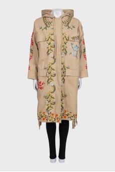 A straight-cut cloak decorated with embroidery