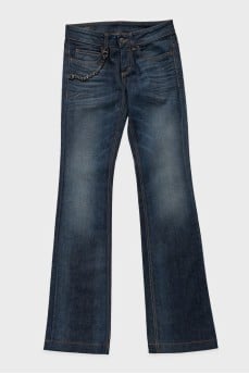 Blue flared jeans with a chain on the pocket
