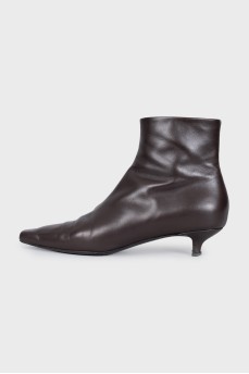 Коричневі ботильйони на підборах kitten heel