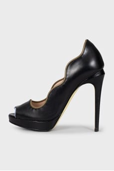 Leather shoes with contrasting trim