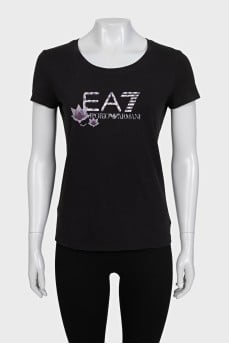 Black fitted t-shirt with signature print