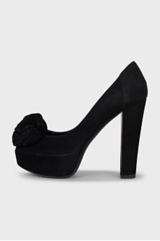Suede shoes with flower decoration