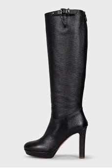 Leather boots with heels and a back zip