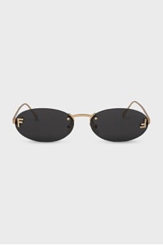 Sunglasses with brand logo on the lenses