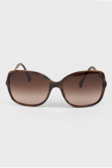 Sunglasses with a fixed nose bridge