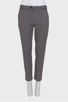 Tapered black trousers with a print