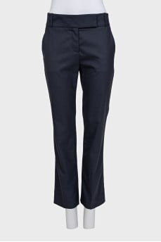 Straight-leg blue trousers with a mid-rise