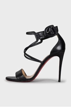 Leather sandals with adjustable buckle